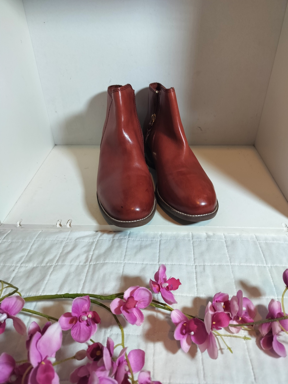 SoftWalk Chestnut Leather Chelsea Boots